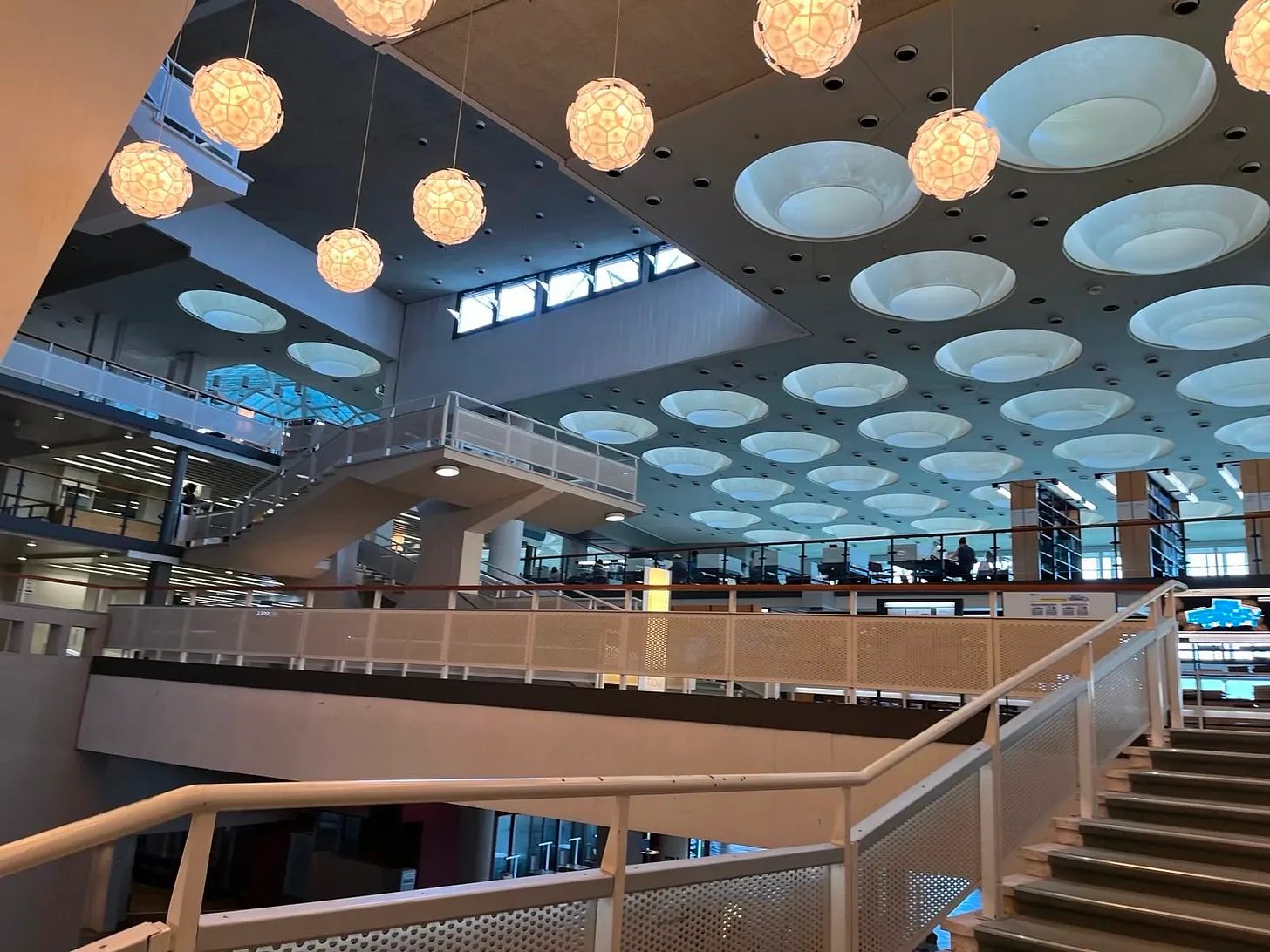 Interior da Staatsbibliothek, com as suas luminárias esféricas.