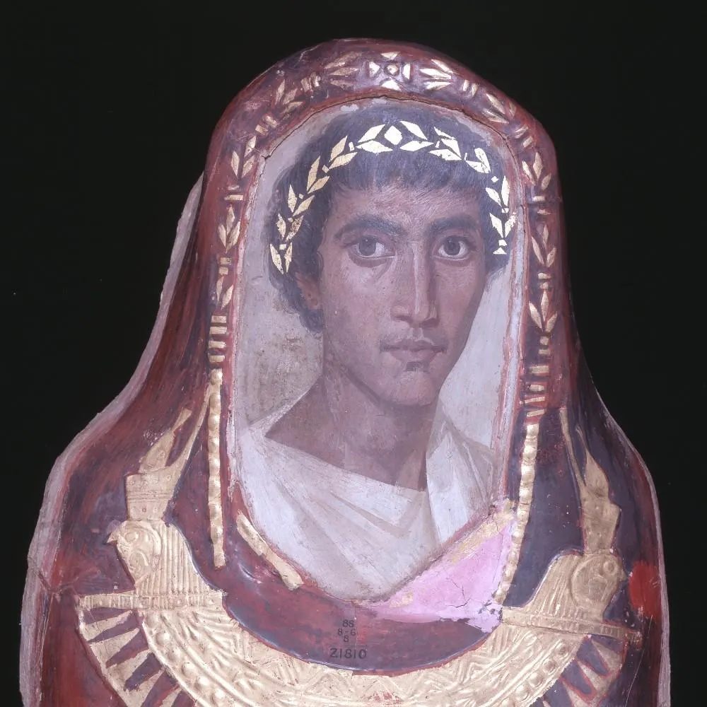 Retrato do Faium: mulher de véu branco e manto vermelho.