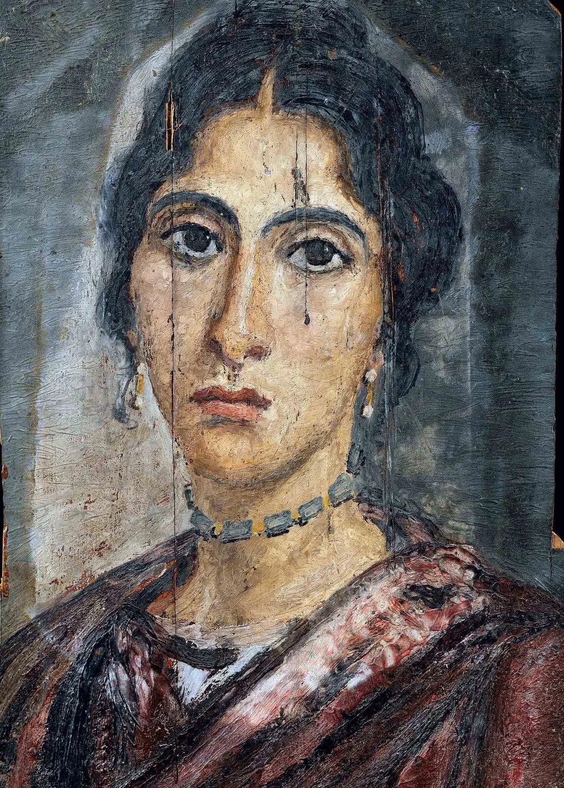 Retrato do Faium: mulher de cabelo escuro e colar.