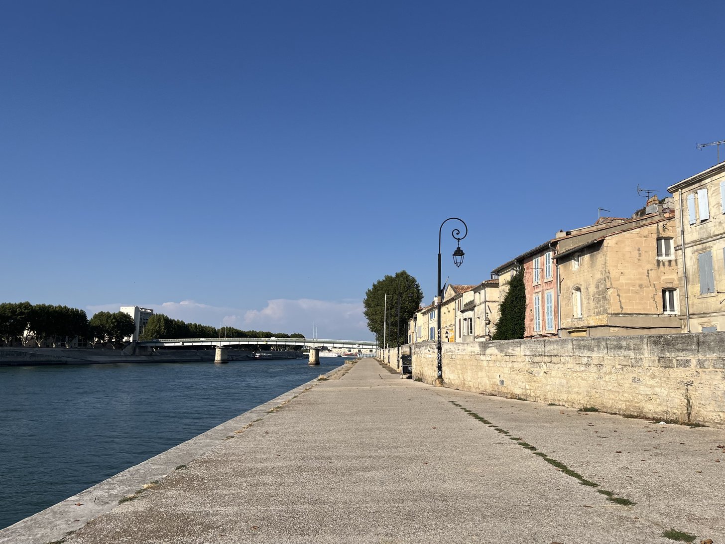 O cais do Ródano em Arles, com a ponte ao fundo.