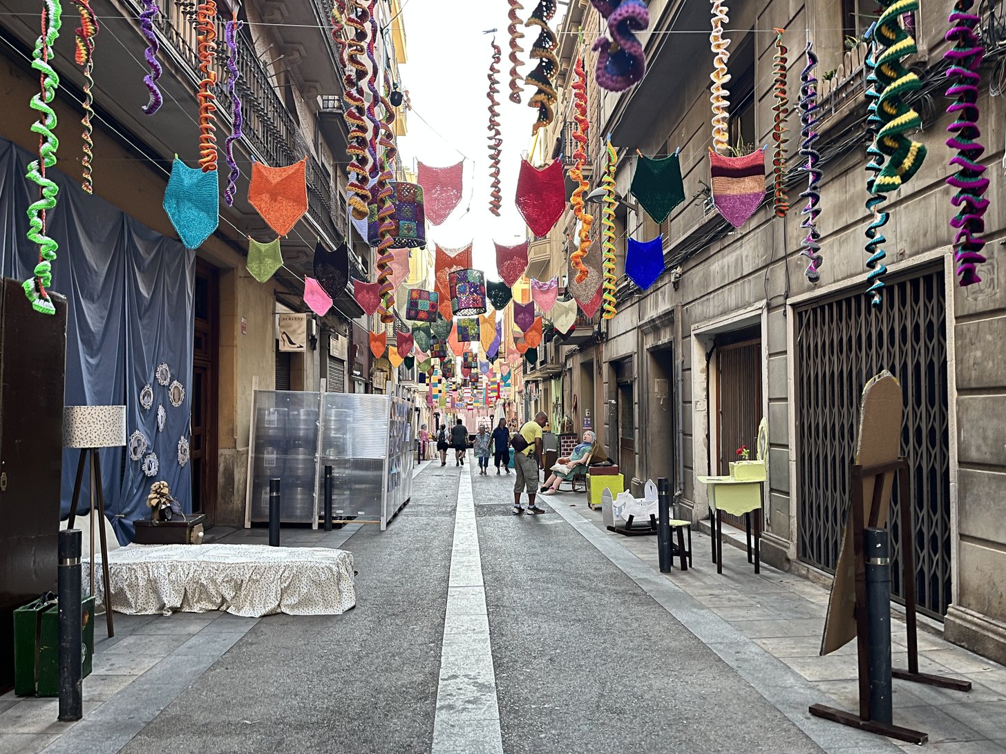 Uma rua de Gràcia decorada em crochê para a Festa Major.