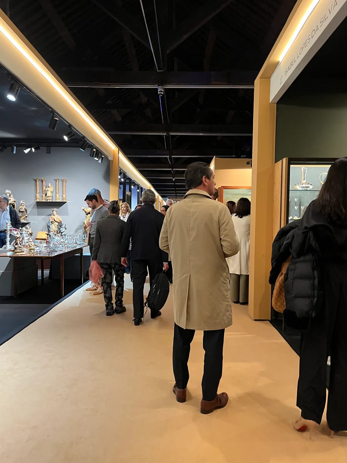 Interior da feira, com os stands e os visitantes.