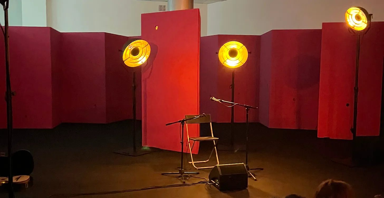 Palco montado no Espaço BoCA, com os painéis vermelhos.