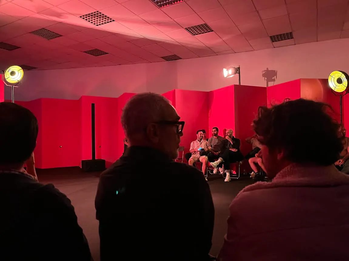 Os painéis vermelhos do Espaço BoCA, vistos por trás do público.