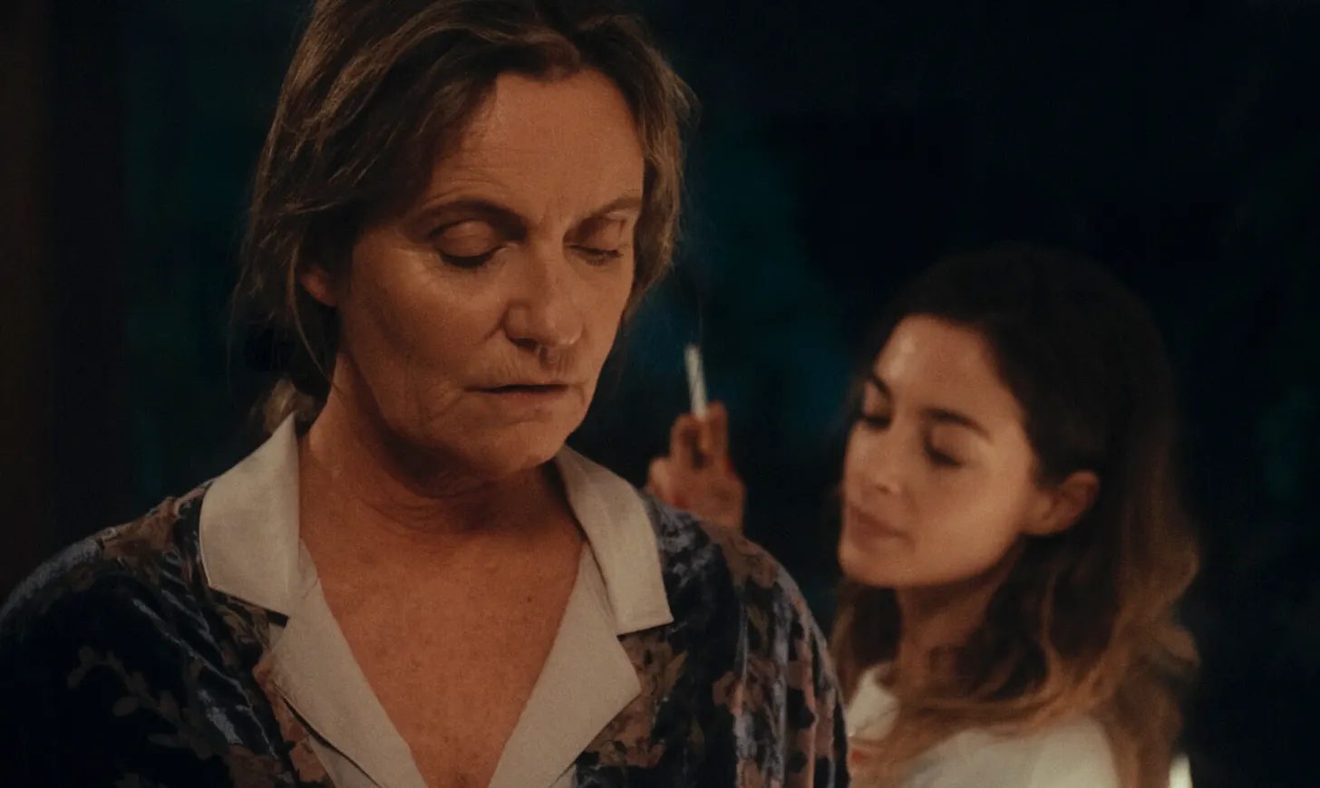 Duas actrizes numa sala de estar de meados do século, num plano do filme Seta.