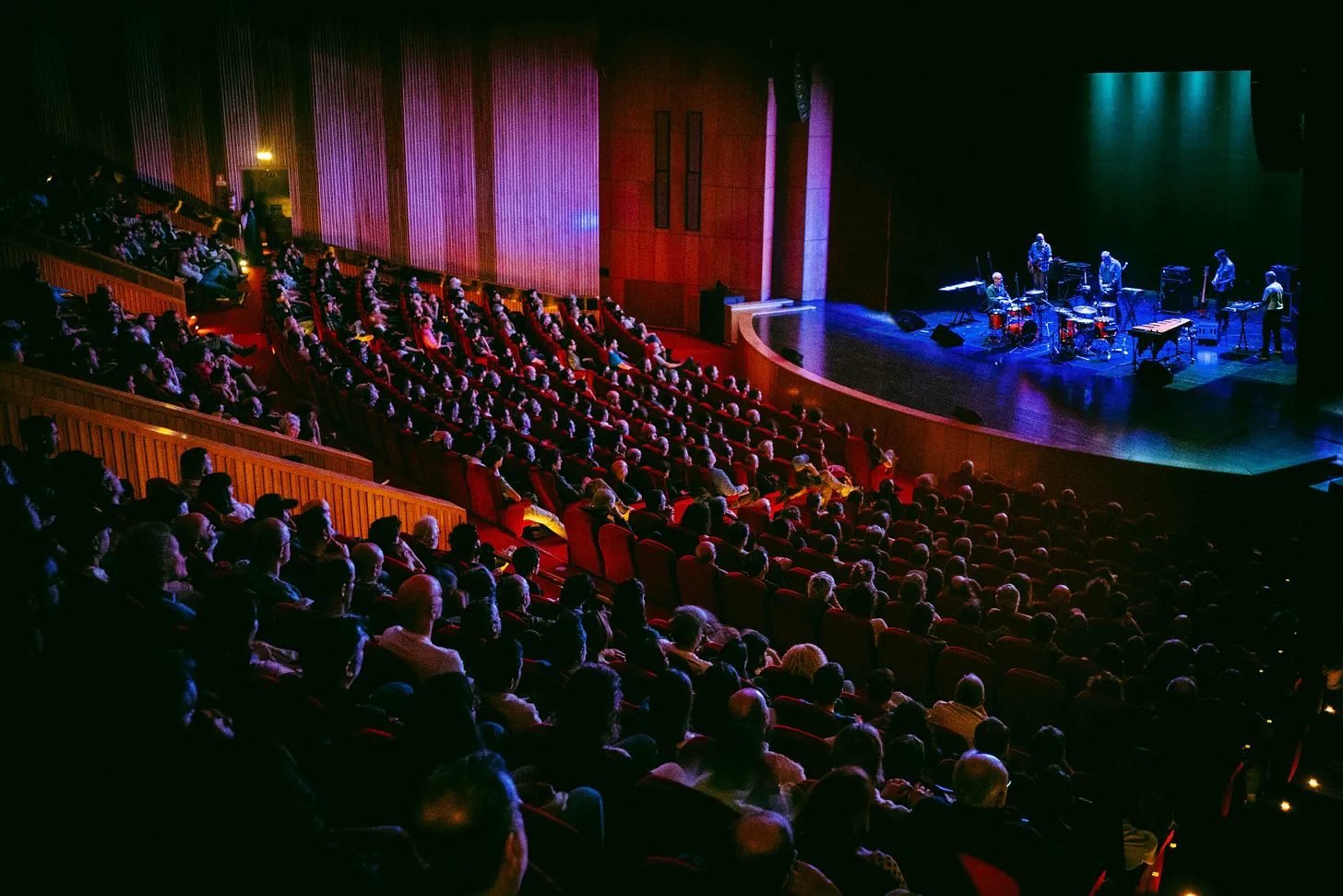 A sala da Culturgest vista de cima, com o público e o palco iluminado.