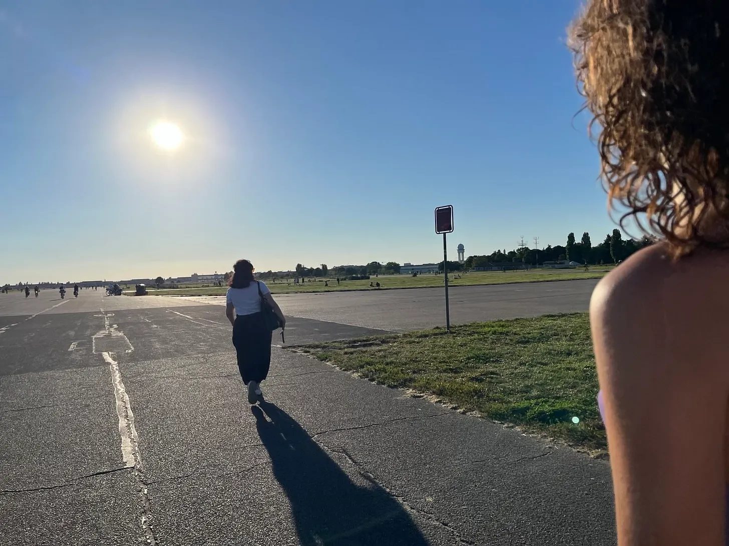 Sol baixo sobre a antiga pista de aviação de Tempelhof.