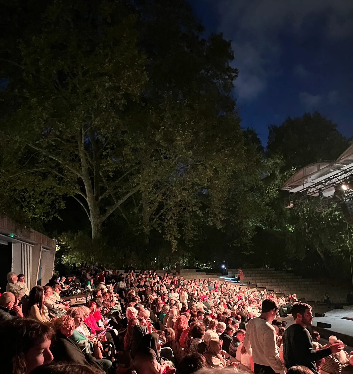 O anfiteatro ao ar livre da Gulbenkian cheio, ao anoitecer.